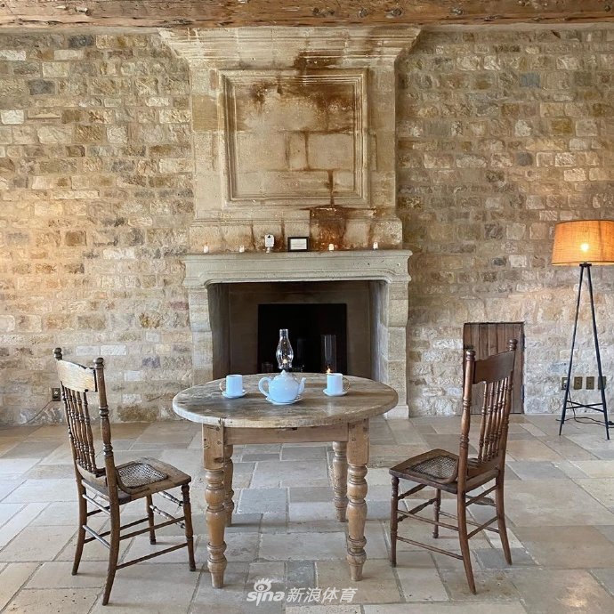 幸福甜蜜！库兹马与女友享受度假生活