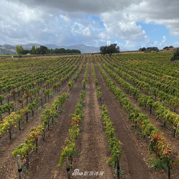 幸福甜蜜！库兹马与女友享受度假生活