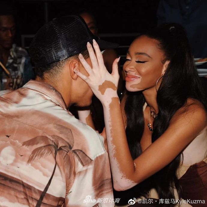 幸福甜蜜！库兹马与女友享受度假生活