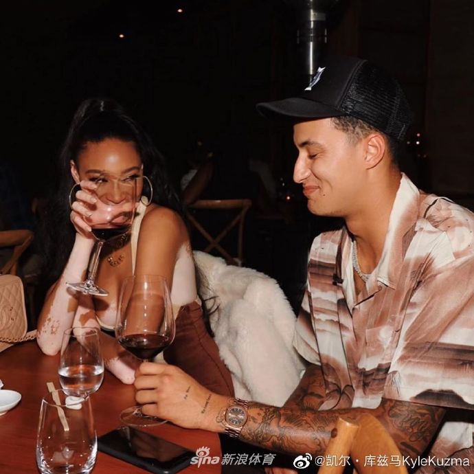 幸福甜蜜！库兹马与女友享受度假生活