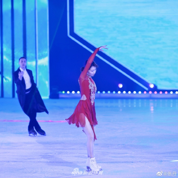 绝美！花滑张丹回到家乡表演晒美拍