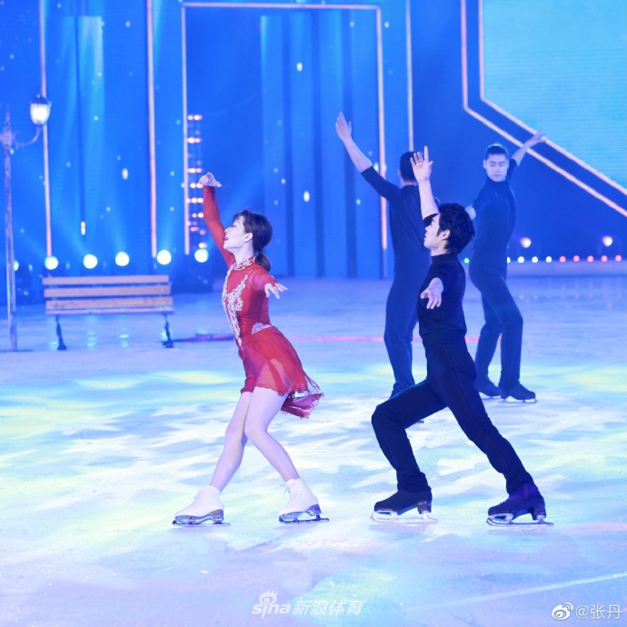 绝美！花滑张丹回到家乡表演晒美拍