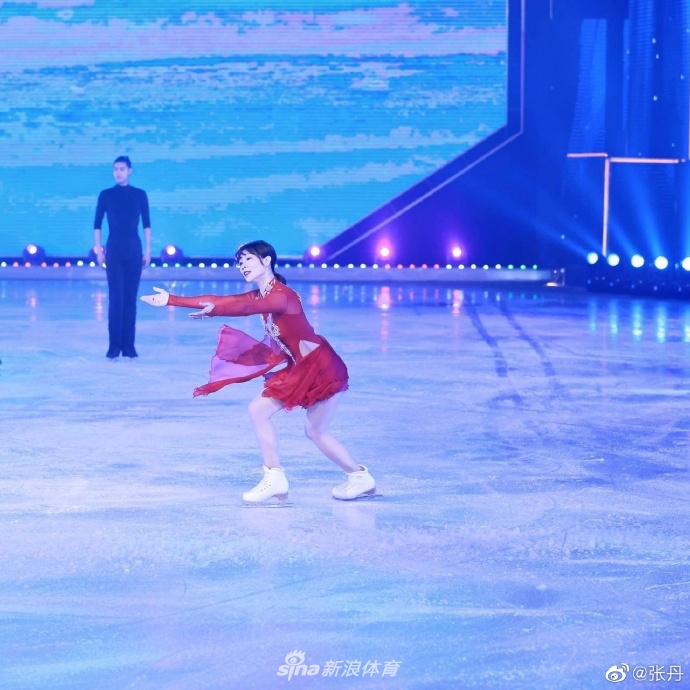 绝美！花滑张丹回到家乡表演晒美拍