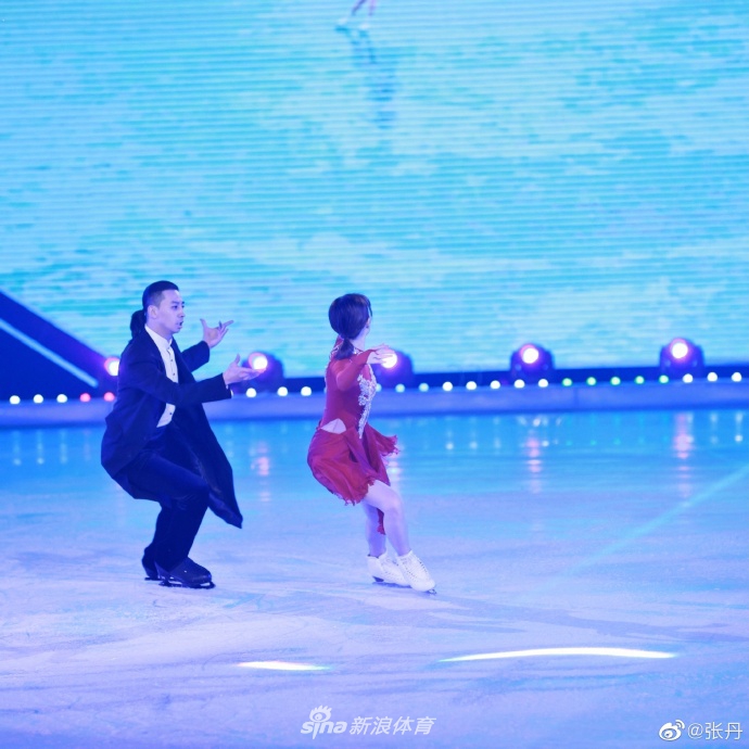绝美！花滑张丹回到家乡表演晒美拍