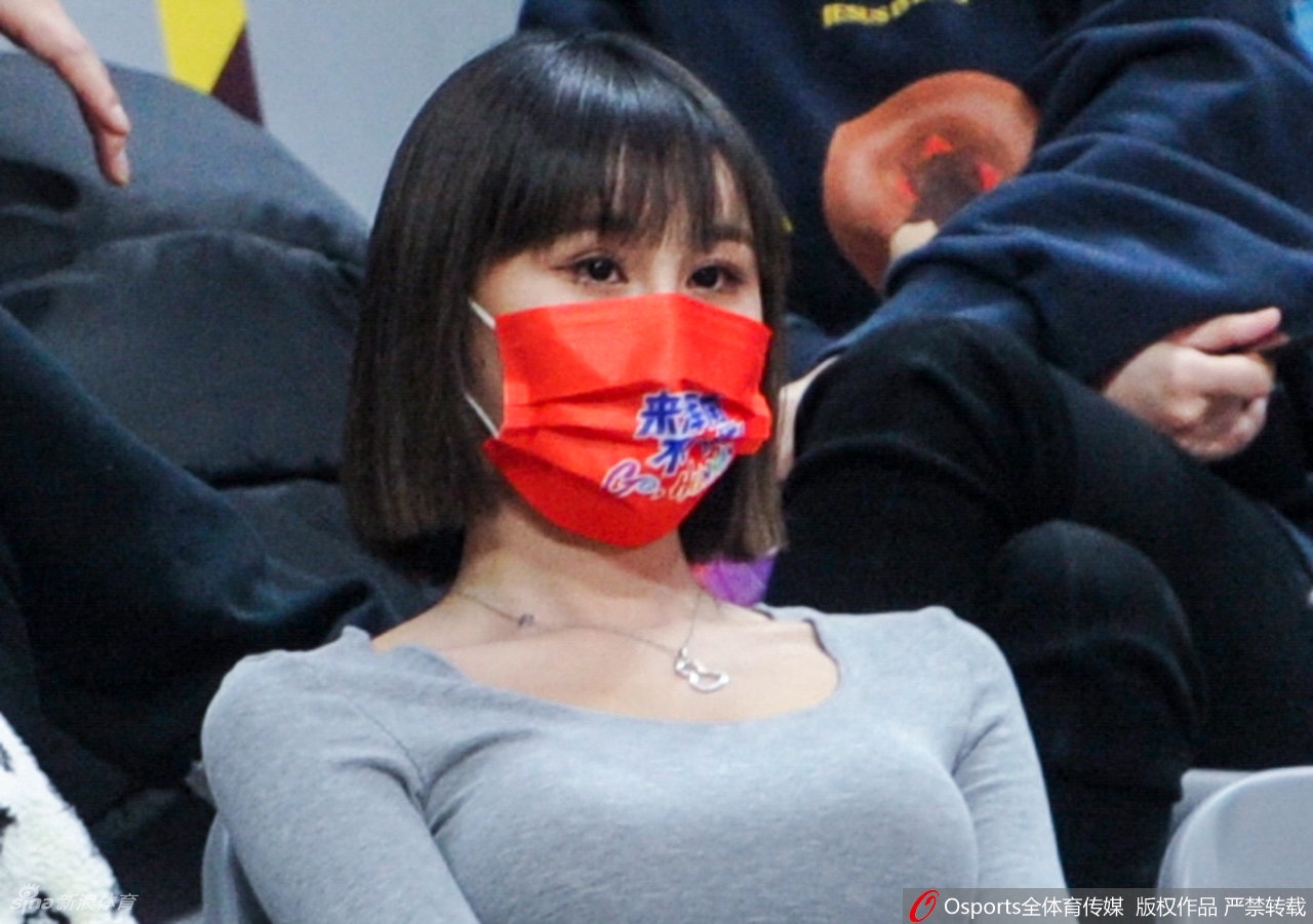 女球迷看台助威CBA联赛第32轮