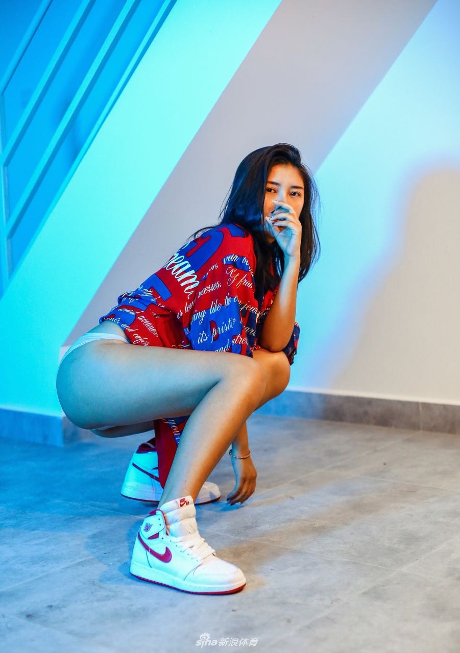 喜爱篮球的AJ girl！想和她一起打球吗