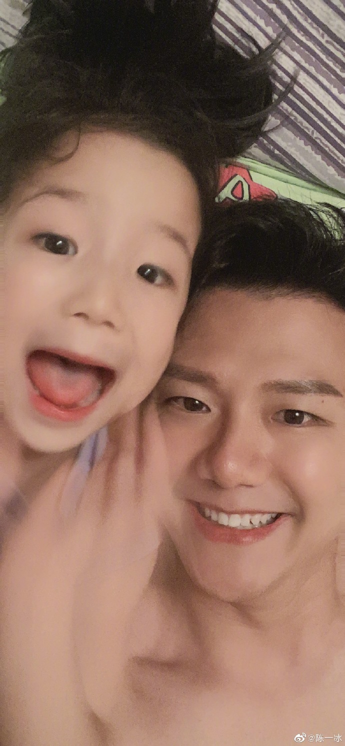 体操奥运冠军陈一冰晒萌娃 父女同框画面温馨有爱