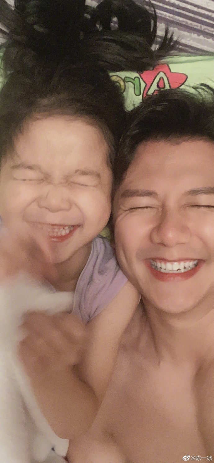 体操奥运冠军陈一冰晒萌娃 父女同框画面温馨有爱