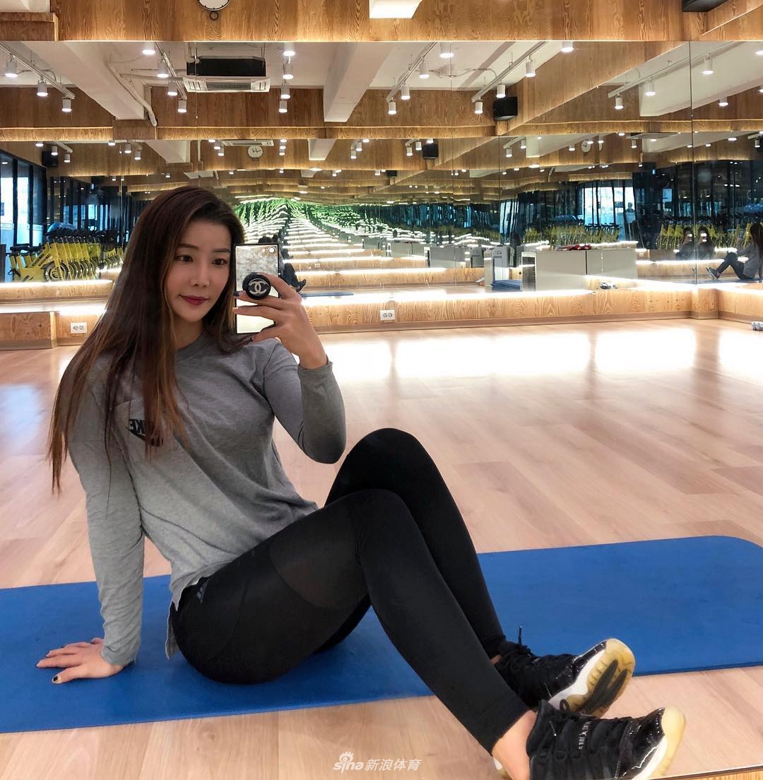 11 / 18 一组来自韩国的个人健体训练师suran的健身写真,suran除了