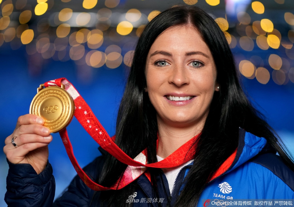 英国冰壶队载誉回国展示奖牌