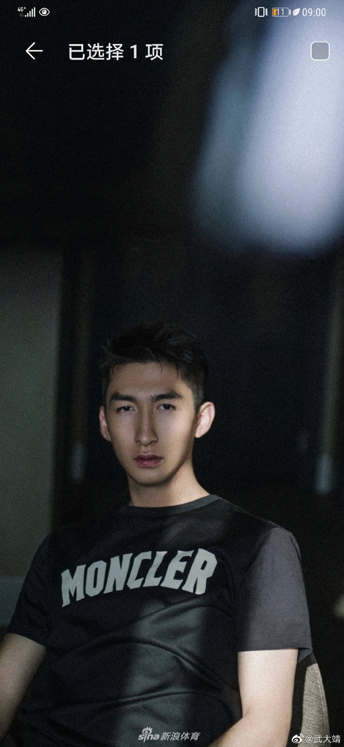 武大靖换上“战袍”化身赛车手