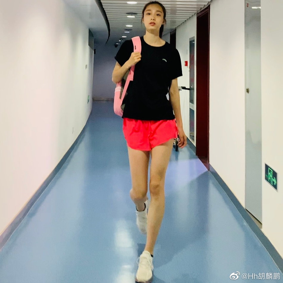 北体大跳高美女胡麟鹏长腿美照 她曾获得全国田径大奖赛冠军