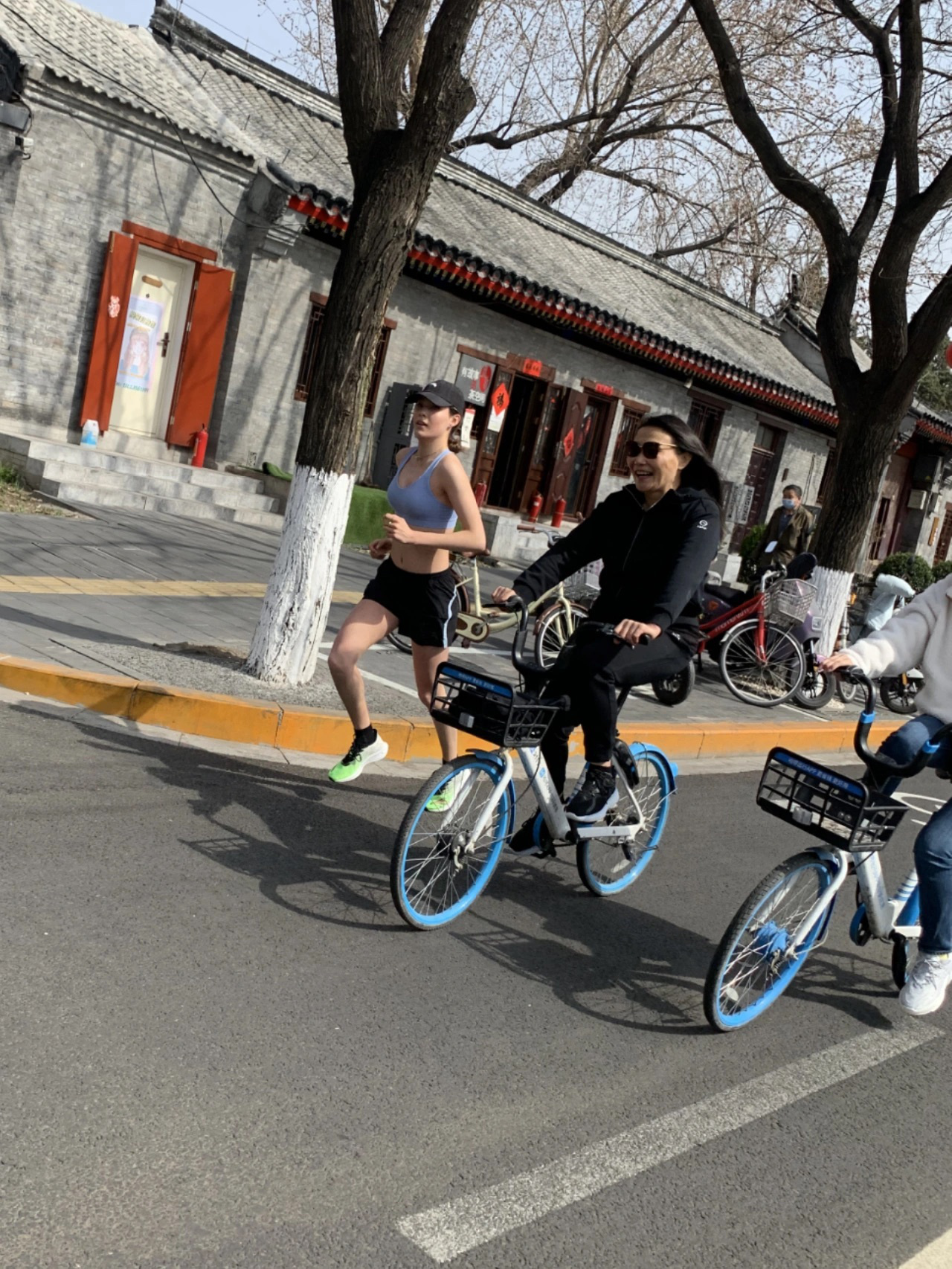 谷爱凌北京晨跑从鼓楼到三里屯 开心与粉丝合影