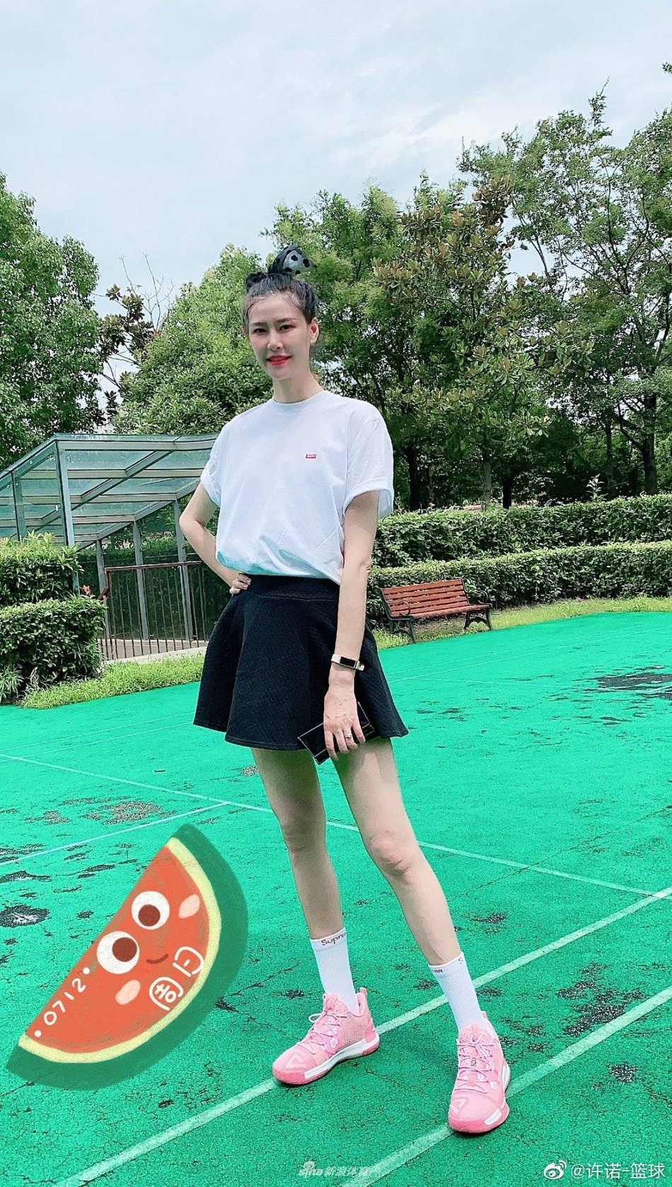 太性感!女篮许诺现身篮球场 超短裙秀大长腿少女感满满