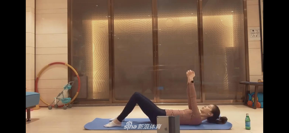 章泽天晒最新健身运动美照 曲线窈窕姿势专业