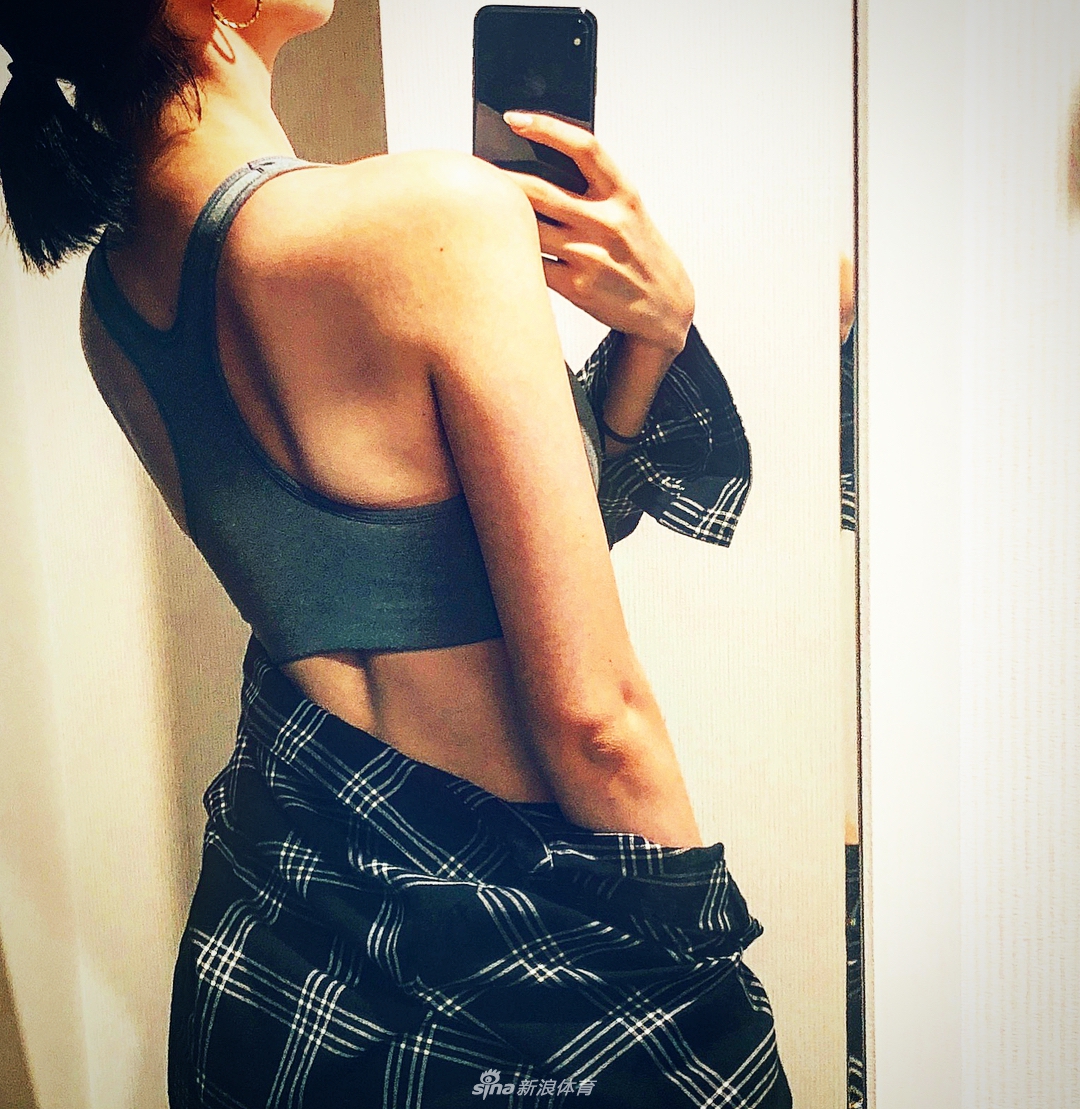 周杰伦新歌MV女主三吉彩花 完美驾驭运动风!