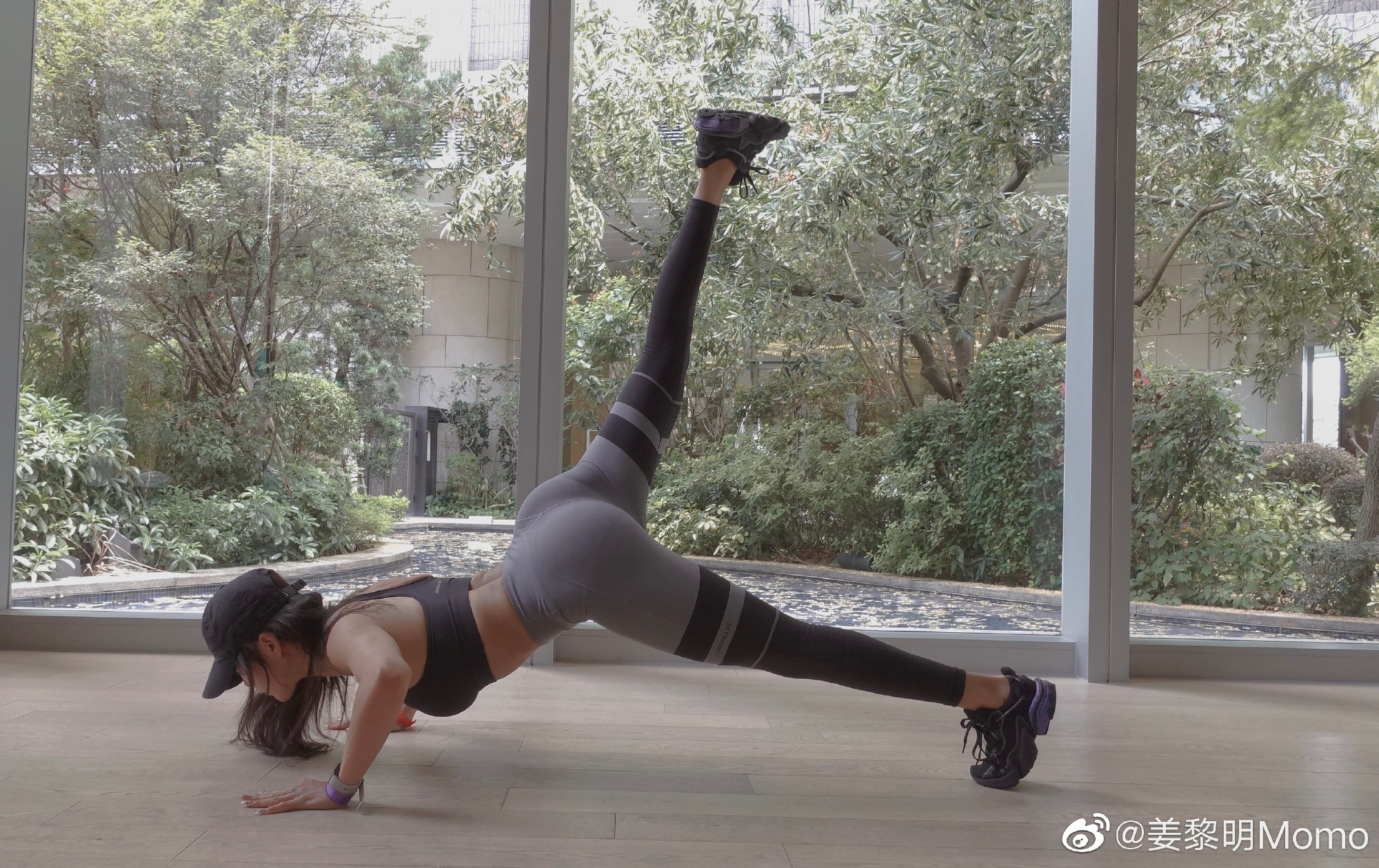 健身女神姜黎明秀出好身材 感受她的运动美拍