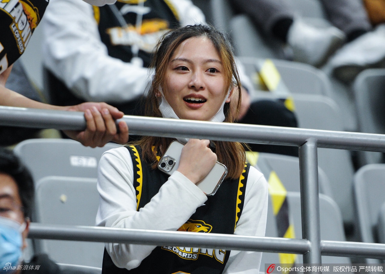 女球迷看台助威CBA联赛第30轮