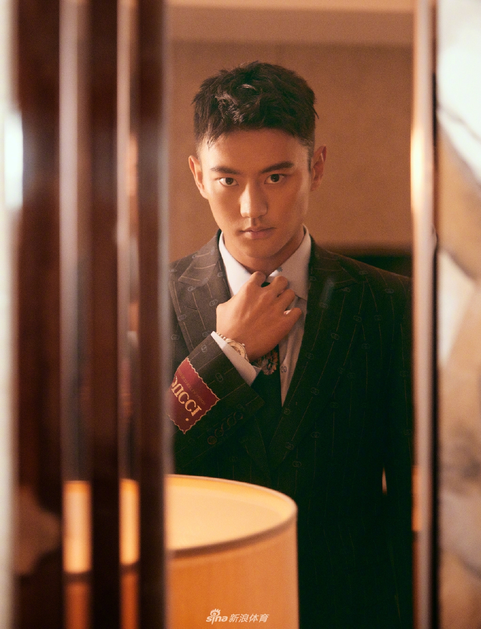 宁泽涛出席奢侈品大牌活动 拍广告写真帅气迷人