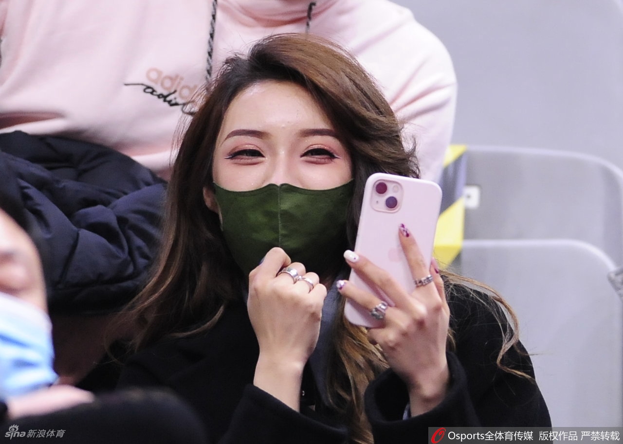 女球迷看台助威CBA联赛第29轮