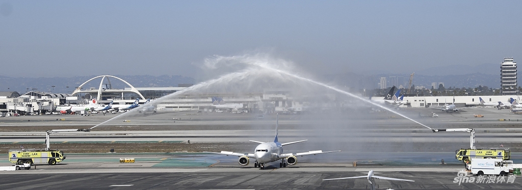 詹姆斯引领湖人众将凯旋 洛杉矶！你的冠军回来了！