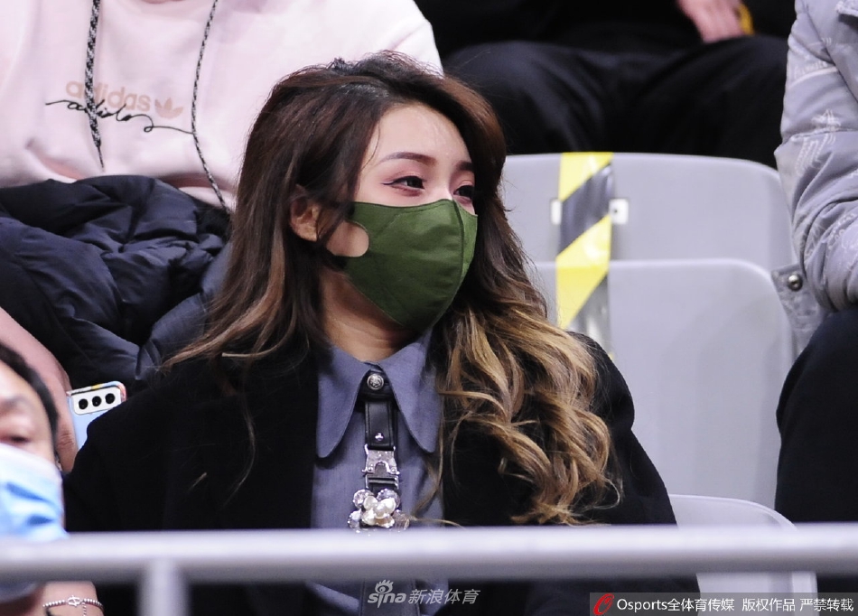 女球迷看台助威CBA联赛第29轮