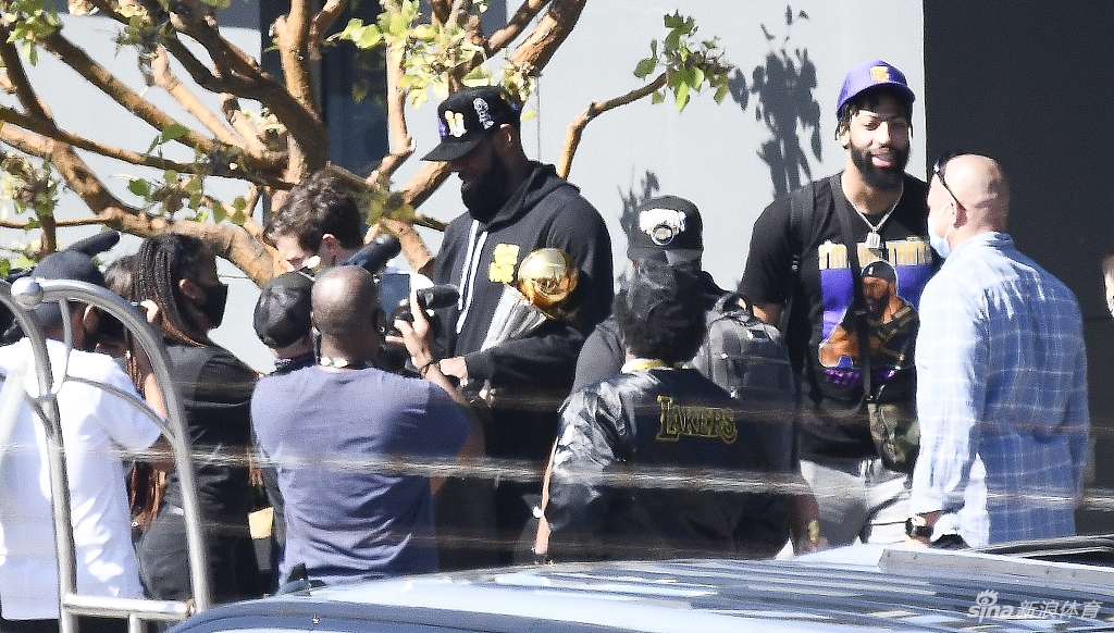 詹姆斯引领湖人众将凯旋 洛杉矶！你的冠军回来了！