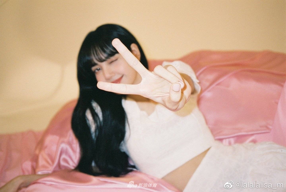 Lisa变身小“腰精” 大秀性感腹肌 一头红发眼神超A未来感十足