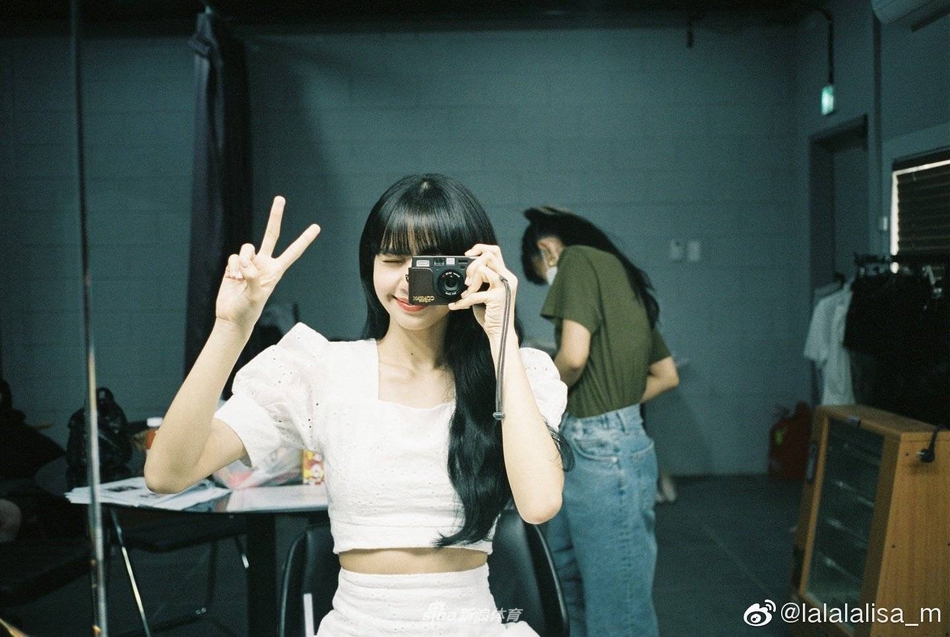 Lisa变身小“腰精” 大秀性感腹肌 一头红发眼神超A未来感十足