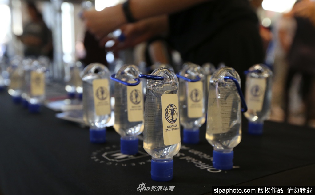 疫情袭击NBA！球员用消毒液洗手 球迷开始戴口罩