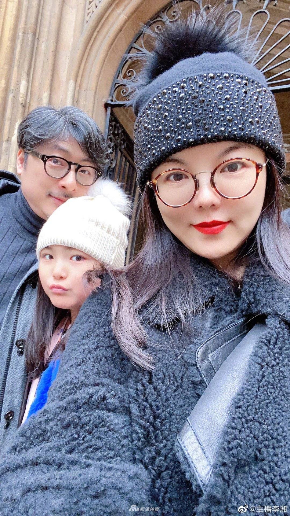 王诗龄打网球坚持运动 圆润小V脸十分可爱