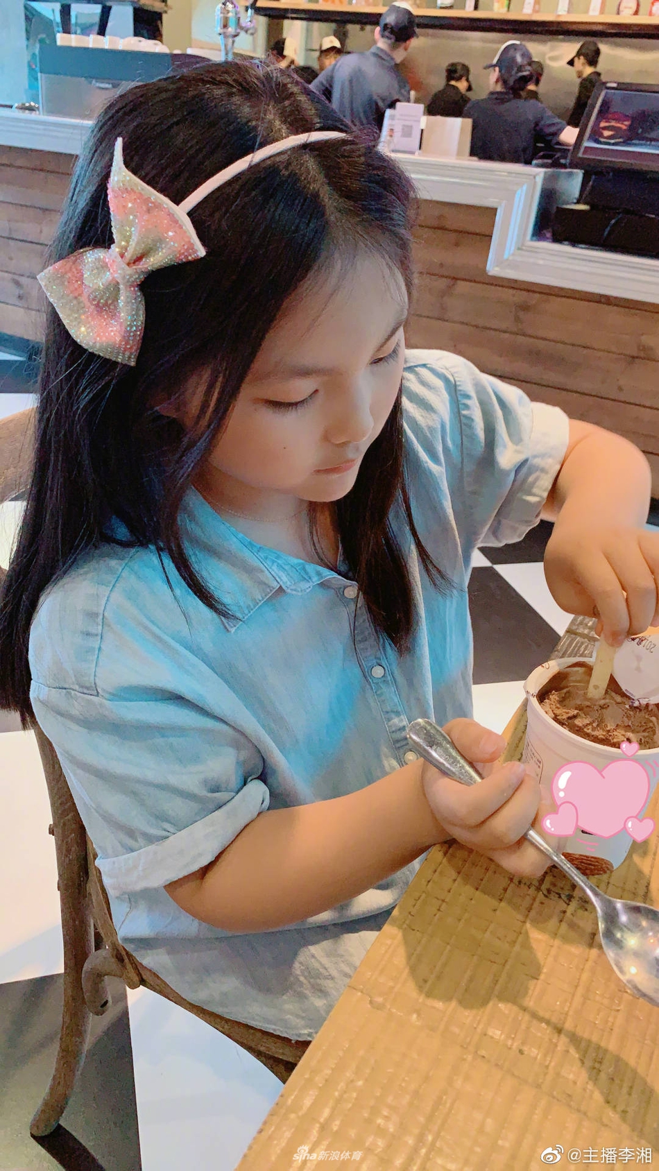 王诗龄打网球坚持运动 圆润小V脸十分可爱