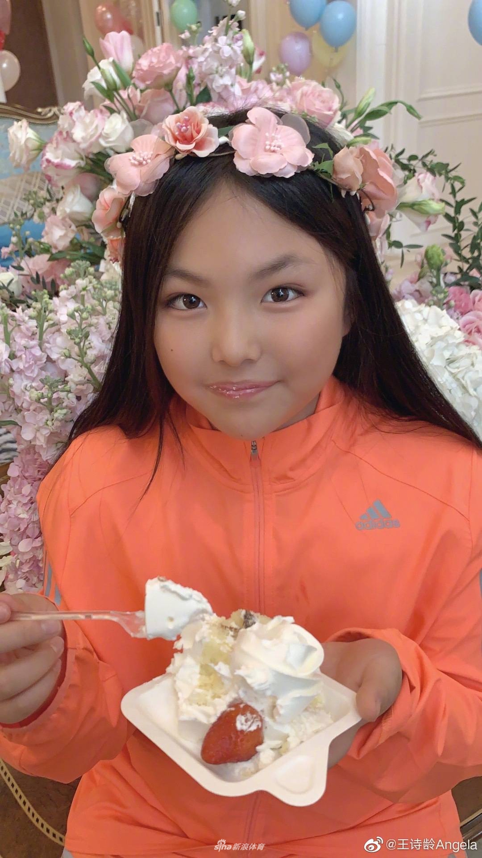 王诗龄打网球坚持运动 圆润小V脸十分可爱