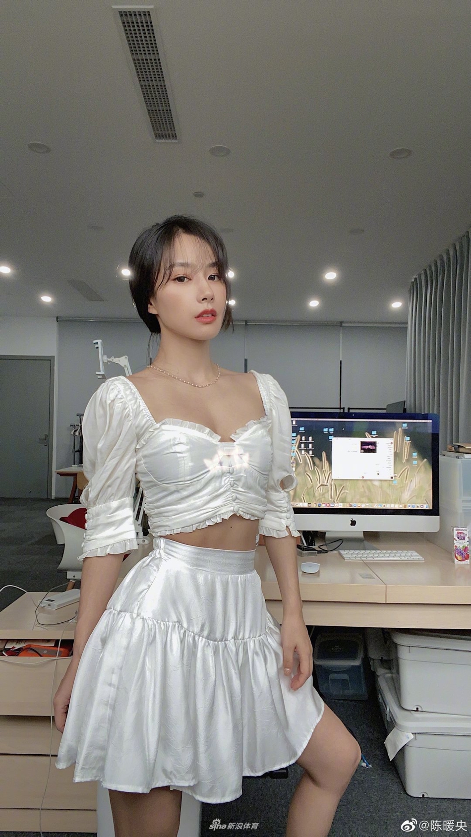 健身美女陈暖央变身甜心公主 白色短裙大秀好身材