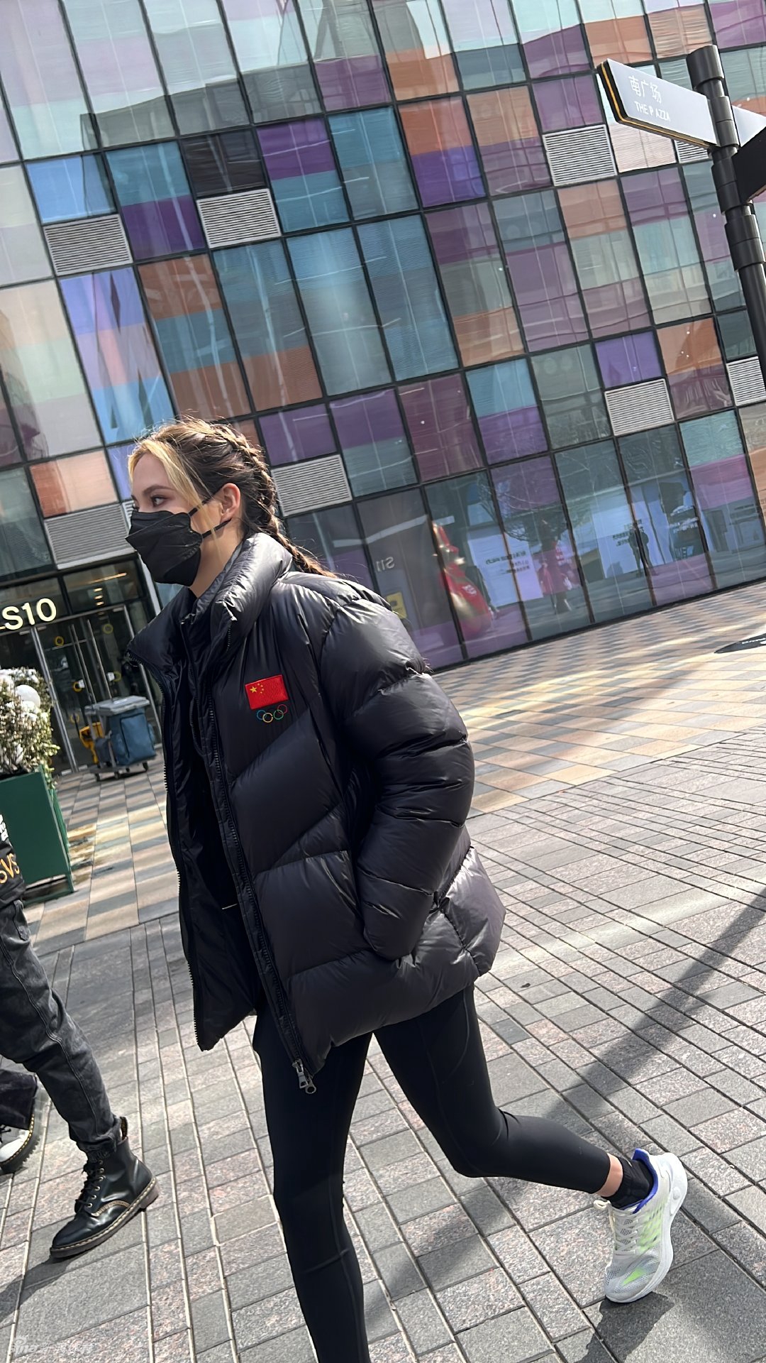 谷爱凌再次现身北京三里屯 头戴熊猫帽可爱大方