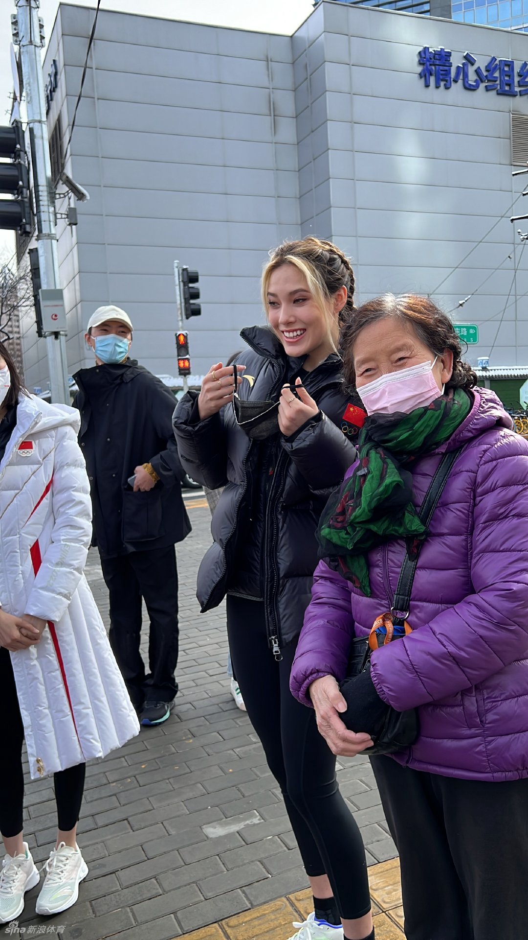 谷爱凌再次现身北京三里屯 头戴熊猫帽可爱大方