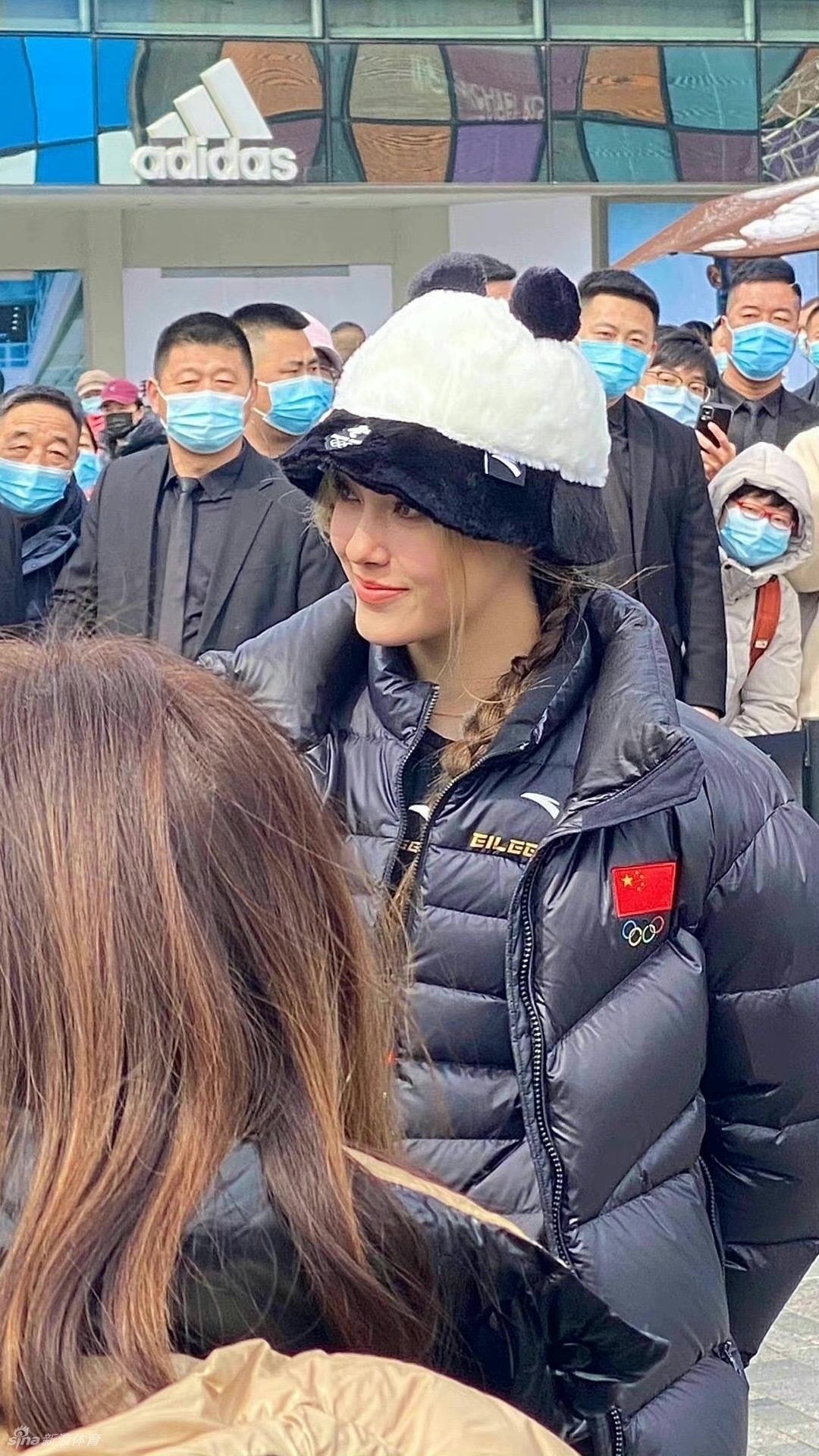 谷爱凌再次现身北京三里屯 头戴熊猫帽可爱大方