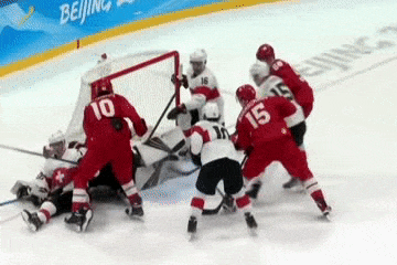 男冰揭幕战俄瑞爆发冲突 多人混战裁判都挨揍