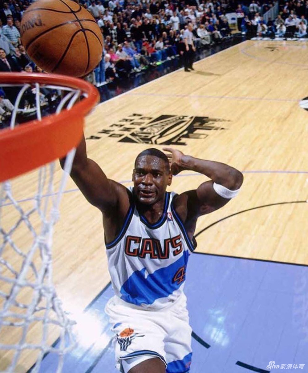 单臂劈扣欣赏:乔丹科比潇洒飞翔 詹姆斯大风车