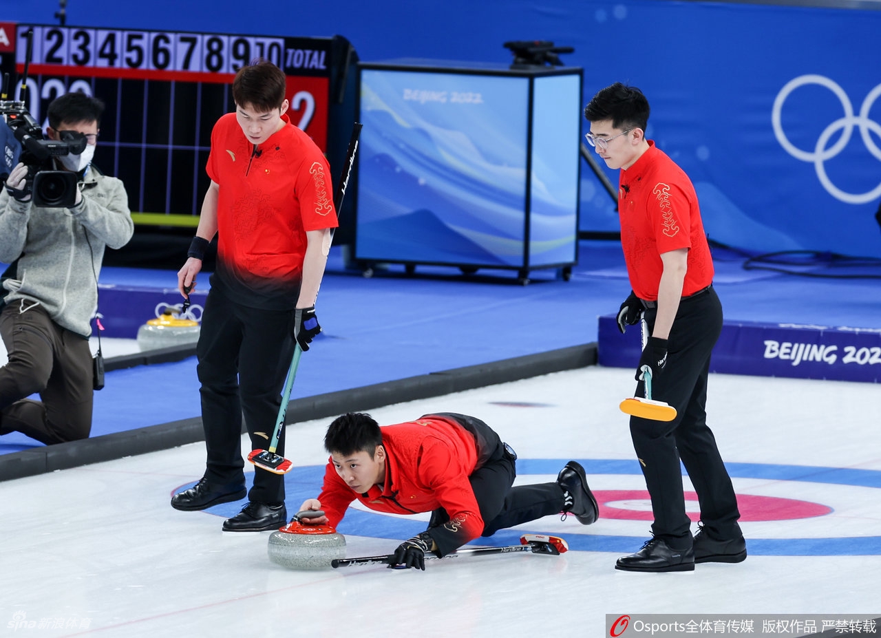 男子冰壶中国队4-7负俄罗斯
