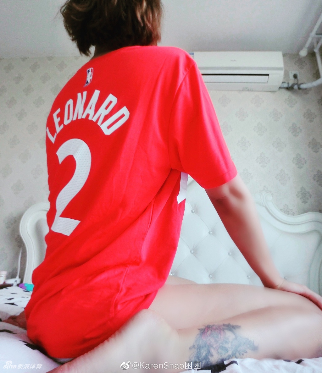 卡哇伊女球迷长腿令人瞩目 在高跟与球鞋间切换