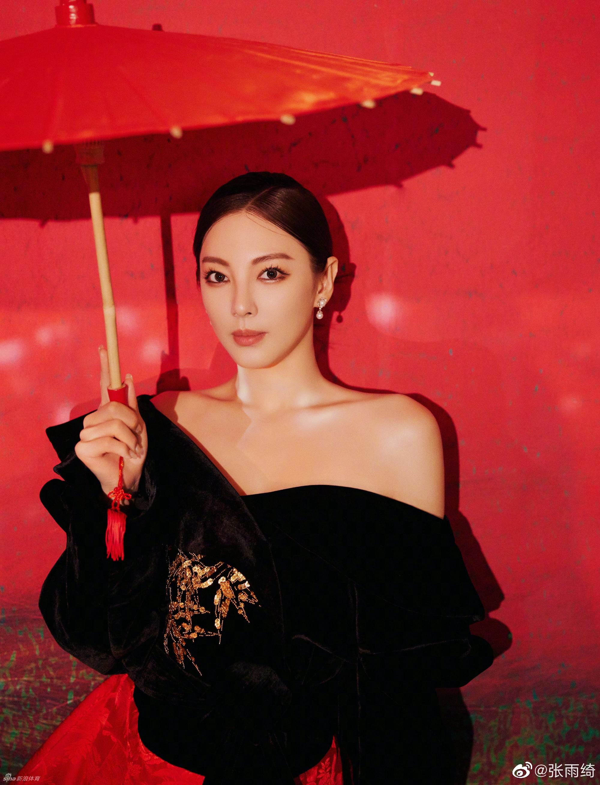 女星张雨绮微博晒健身照：被自己帅到