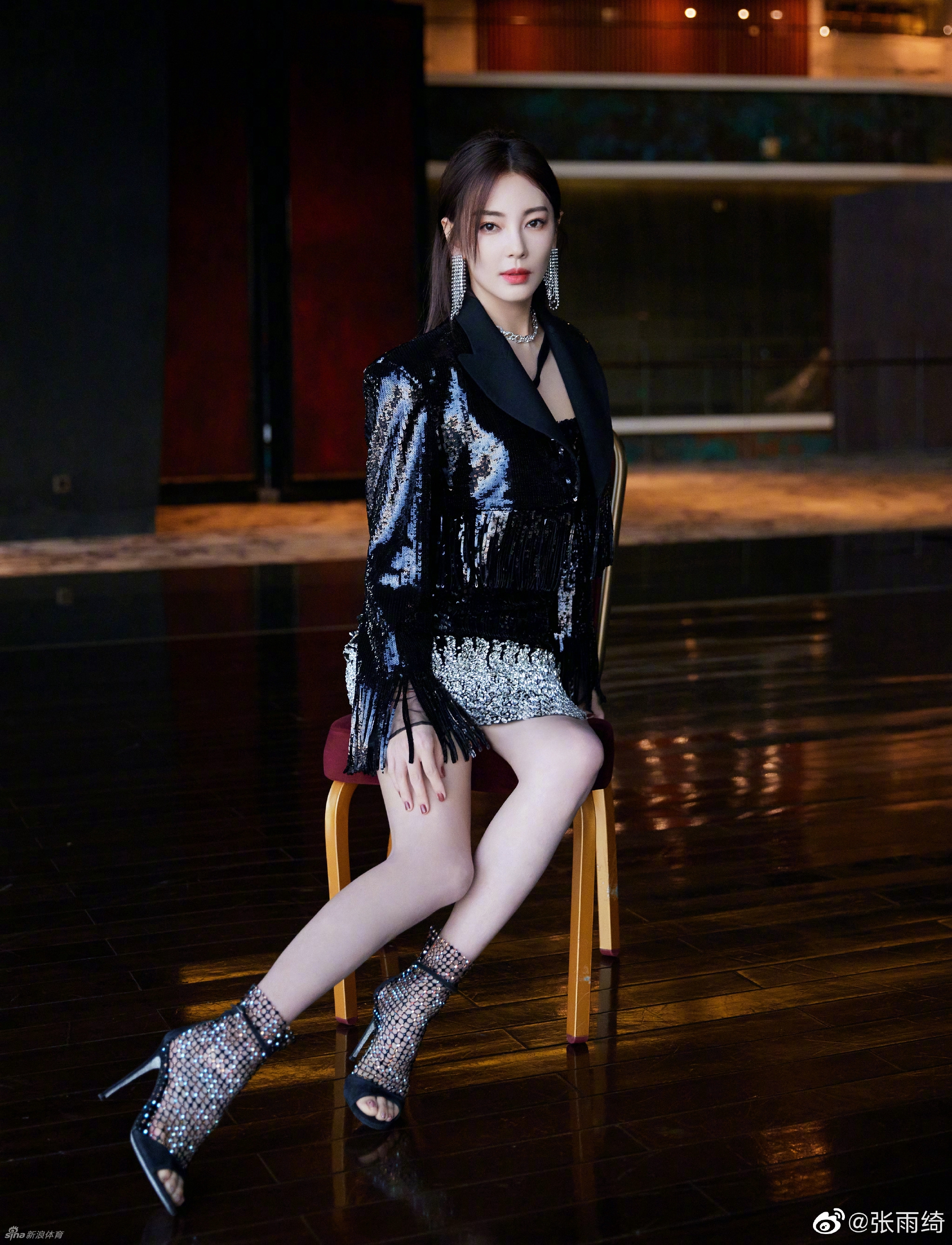 女星张雨绮微博晒健身照：被自己帅到