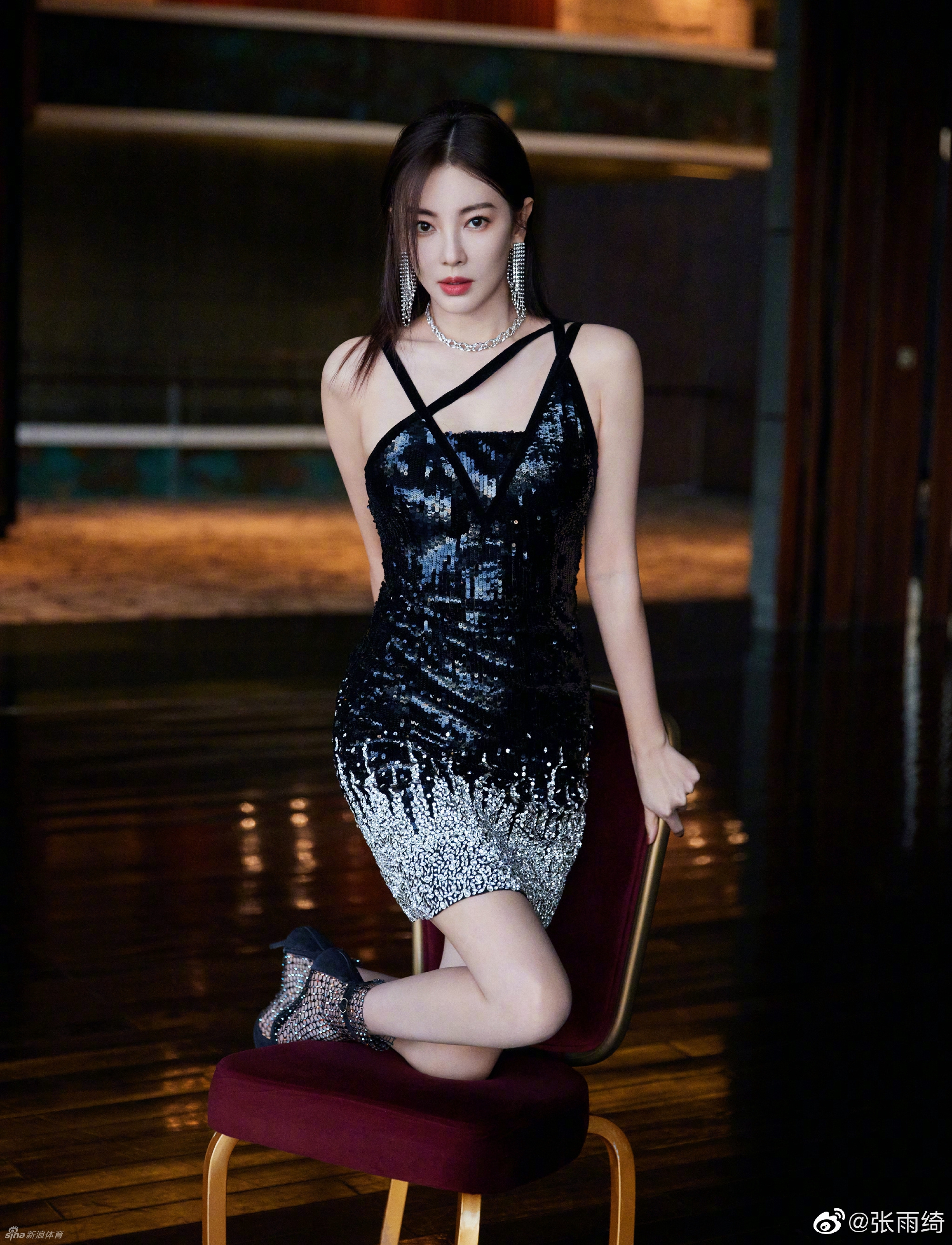 女星张雨绮微博晒健身照：被自己帅到