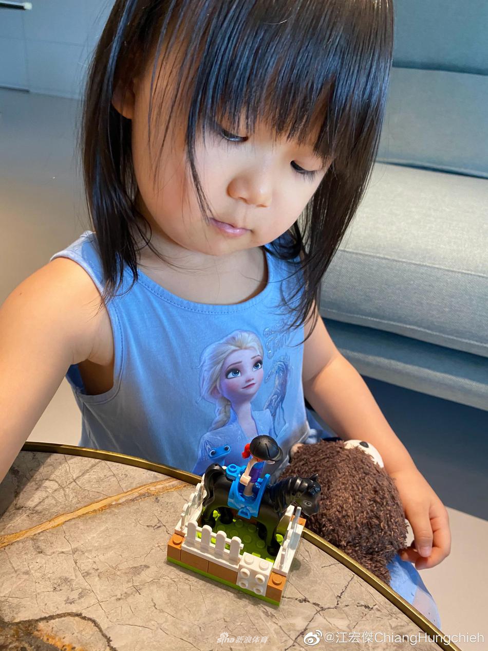 江宏杰感慨女儿瞬间长大 小小爱近照像极了福原爱