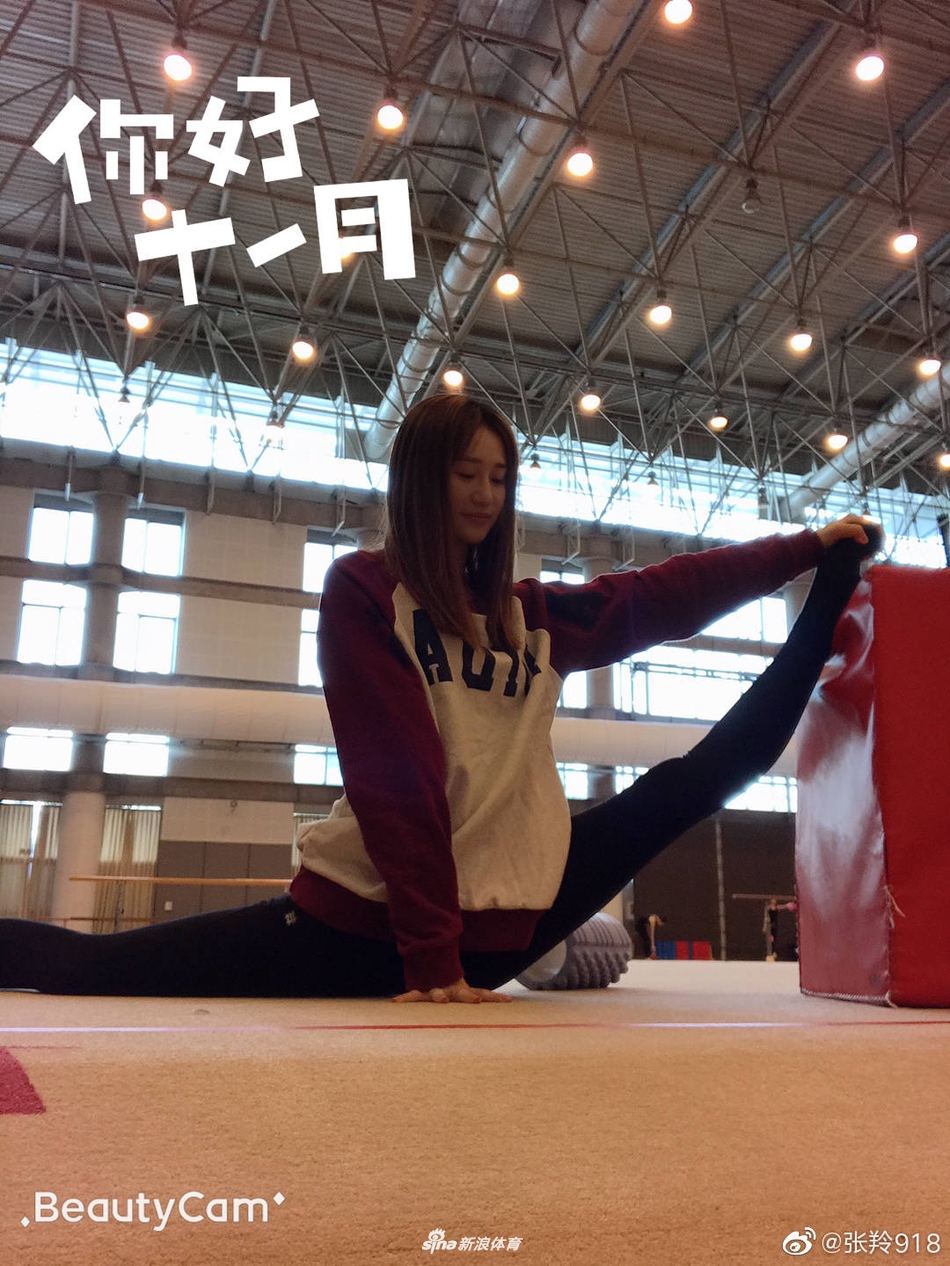 艺体六美之张羚 撸猫自拍心情佳