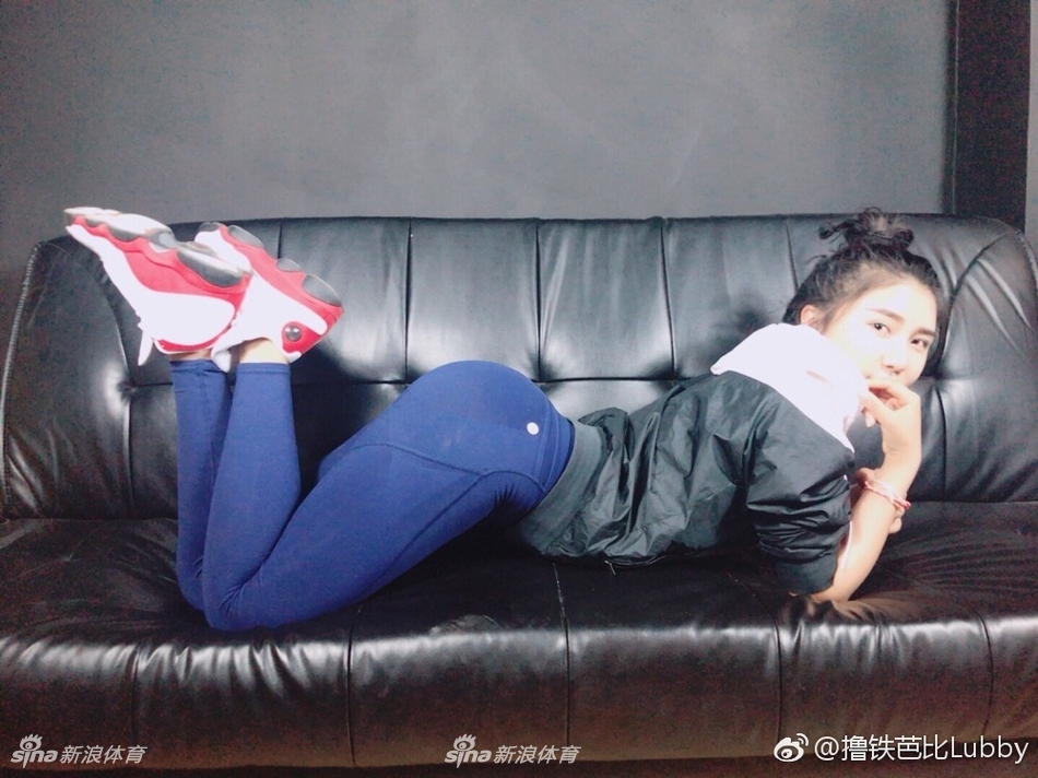 喜爱篮球的AJ girl！想和她一起打球吗