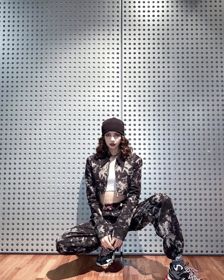 Lisa变身小“腰精” 大秀性感腹肌 一头红发眼神超A未来感十足