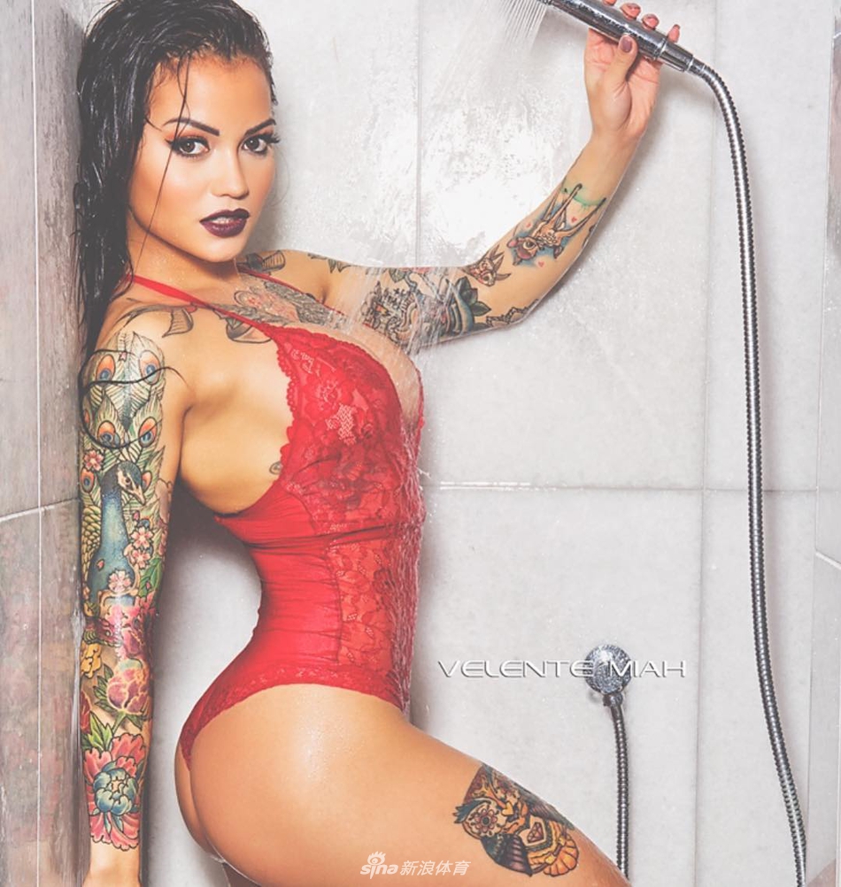 英超水晶宫前锋辣妻写真 大花臂+前凸后翘