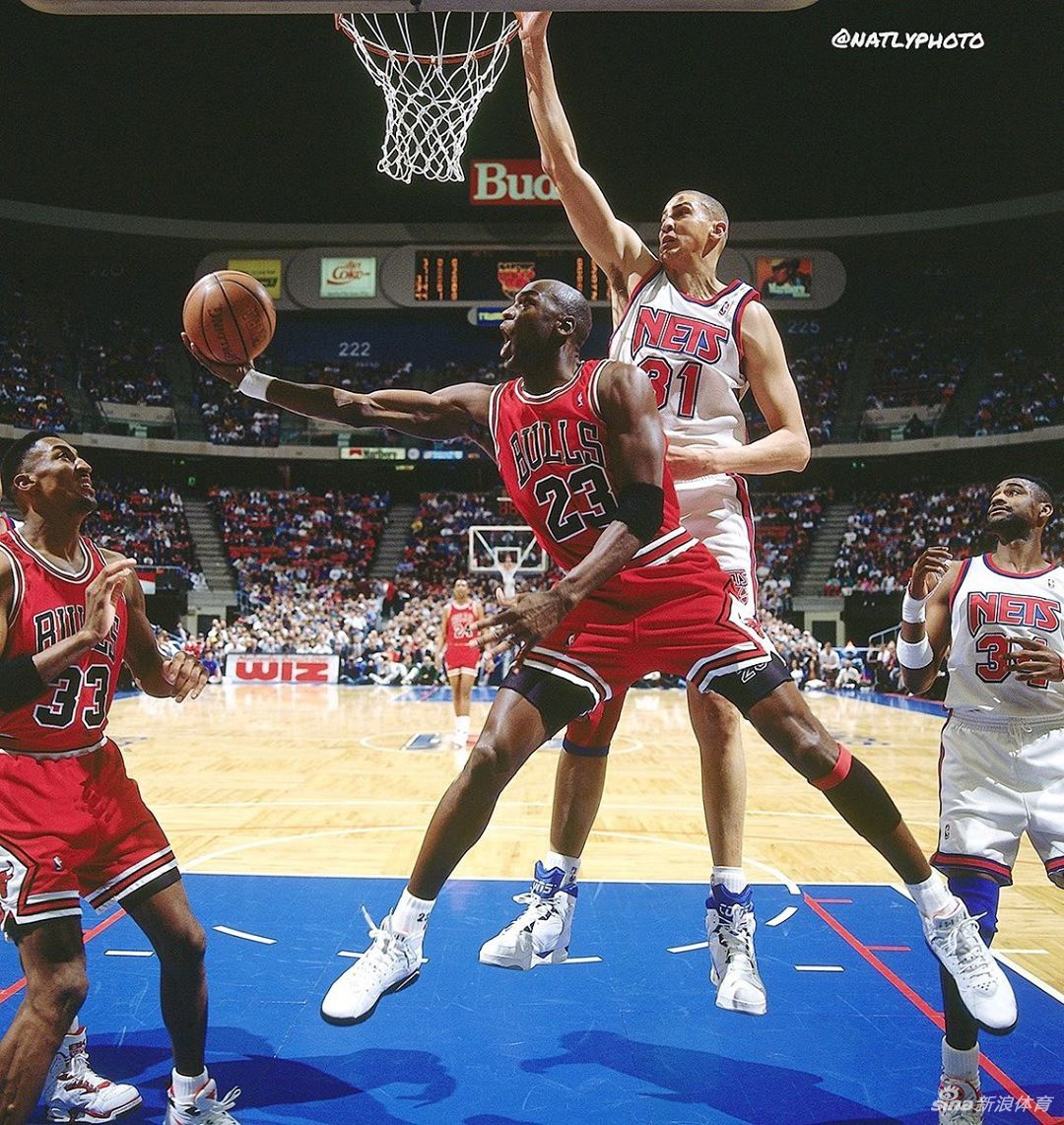 乔丹公牛时期老照片：23号杀神 拳打奥尼尔脚踢尤因